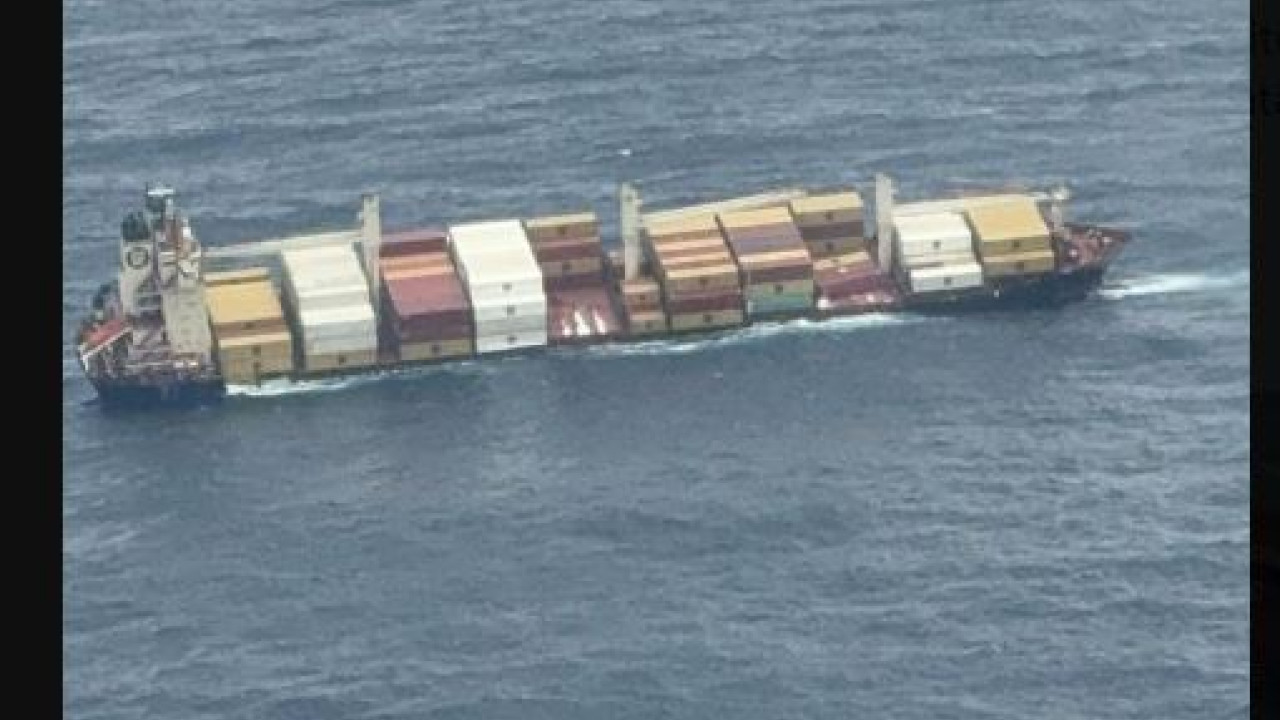 Συναγερμός στην Ινδία: Ανετράπη πλοίο που μετέφερε επικίνδυνο φορτίο
