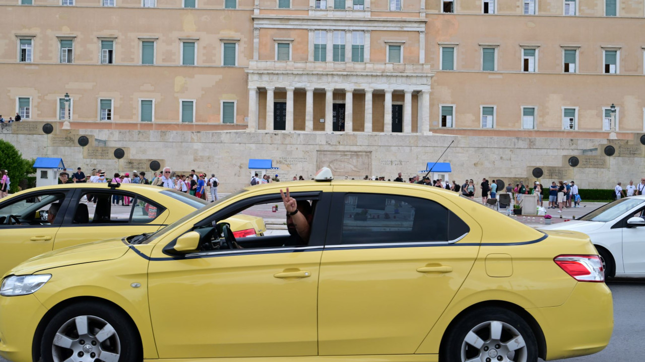 Ταξί: «Παρέλαση» στη Βουλή - Έκλεισαν τη Βασιλίσσης Σοφίας (βίντεο)