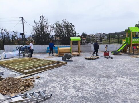 Ξεκίνησαν οι εργασίες για την κατασκευή παιδικής χαράς στο 2ο Νηπιαγωγείο Αρκαλοχωρίου
