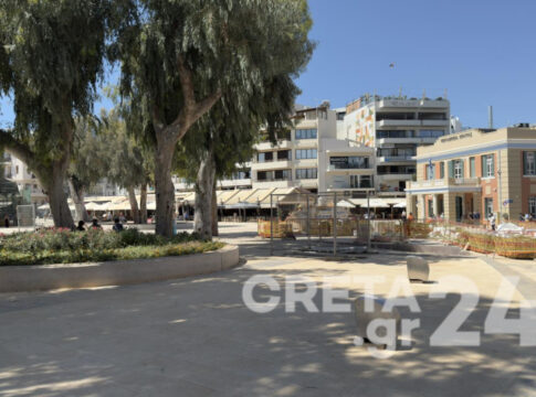 Αγνοούνται οι… κάδοι στην πλατεία Ελευθερίας (εικόνες)
