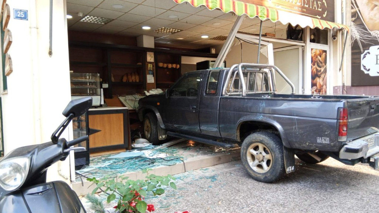 Αγρίνιο: «Μπούκαρε» με το αγροτικό σε φούρνο - Δείτε βίντεο