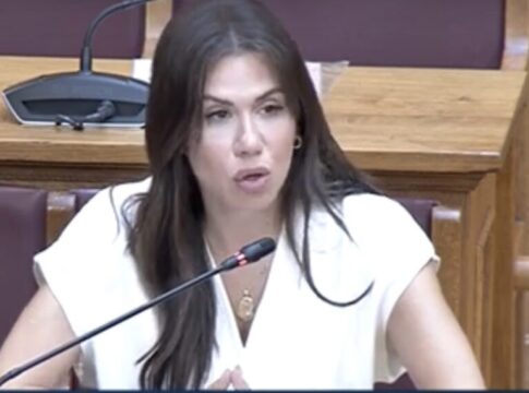Ελένη Βατσινά στη Βουλή: Έχουμε εξαντλημένους ένστολους που δεν αμείβονται