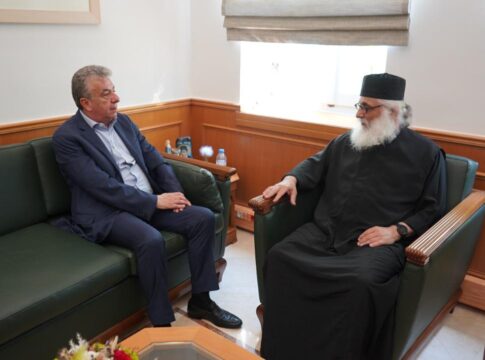Επίσκεψη του Αρχιμανδρίτη Ιεράς Μονής Σινά π. Πορφύριου Δικαίου στον Περιφερειάρχη Κρήτης Στ. Αρναουτάκη