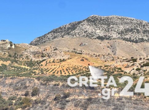 Φωτιά στις Ασίτες Ηρακλείου: 100 πυροσβέστες και ελικόπτερα στη «μάχη» με τις φλόγες (εικόνες & βίντεο)