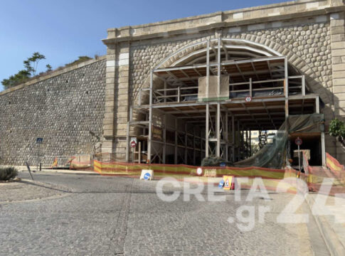 Hράκλειο: Έκλεισε η Χανιόπορτα για την απομάκρυνση των σκαλωσιών – Πως διεξάγεται η κυκλοφορία