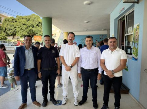 Ηράκλειο: Αγιασμός στο καλοκαιρινό σχολείο για τα παιδιά των ένστολων
