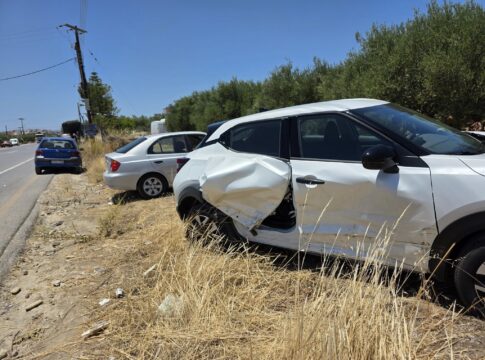 Ηράκλειο: Σφοδρή σύγκρουση αυτοκινήτων – Κατέληξαν σε χωράφι