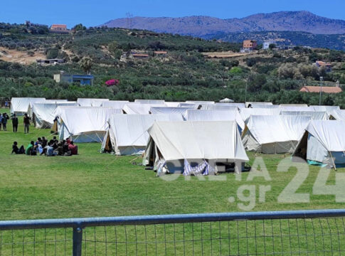 Καθαρισμός και απολύμανση στο γήπεδο του Τσεσμέ μετά την απομάκρυνση των μεταναστών – Παραδίδεται σε χρήση