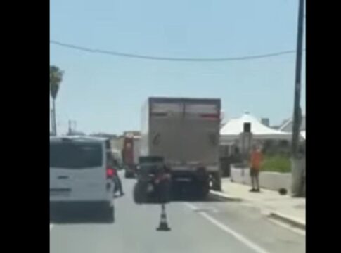 Κρήτη: «Γουρούνα» σφηνώθηκε σε φορτηγό σε τροχαίο ατύχημα – Βίντεο