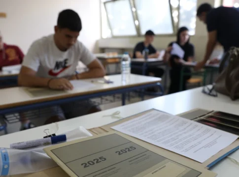 Κρήτη: Σκονάκι «υψηλής τεχνολογίας» στις Πανελλήνιες – Έγραφε με στυλό-μικρόφωνο και ψείρα στο αυτί