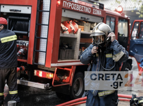 Κρήτη: Στο νοσοκομείο ηλικιωμένος μετά από φωτιά στο σπίτι του – Eίχε εγκλωβιστεί στο κλιμακοστάσιο (εικόνες)