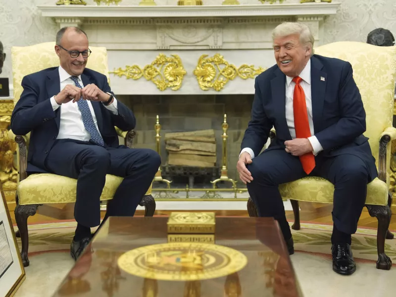 Λευκός Οίκος: Μπαράζ επιθέσεων του Τραμπ στον Μασκ με τον Μερτς να κοιτάει