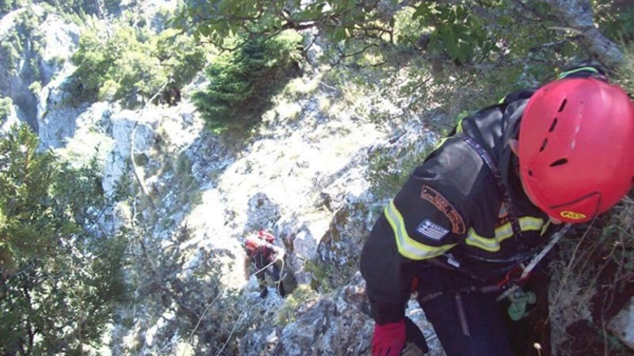 Λιμανάκια Βουλιαγμένης: Αυτοκίνητο έπεσε σε γκρεμό - Επιχείρηση απεγκλωβισμού 2 ατόμων