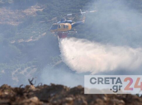 Μαίνεται η φωτιά στις Ασίτες Ηρακλείου – 100 πυροσβέστες και ελικόπτερα στη «μάχη» με τις φλόγες (εικόνες & βίντεο)