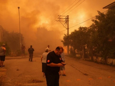Μέχρι την Κρήτη έφτασε ο καπνός από τις πυρκαγιές στη Σμύρνη