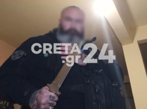 «Μια ριπή θέλετε εδώ που την στήνετε»: Το βίντεο που οδήγησε στη σύλληψη του 42χρονου – Πόζαρε με όπλα και μαχαίρια
