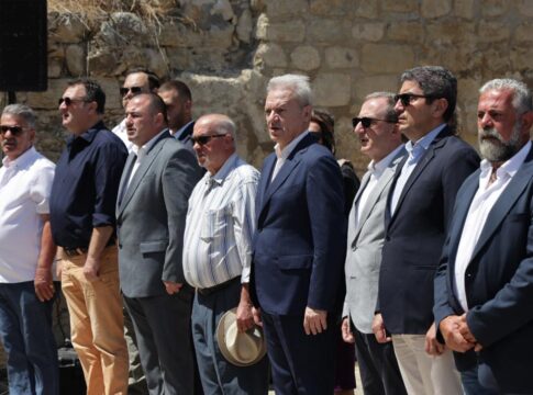 Ο Δήμαρχος Ηρακλείου Αλέξης Καλοκαιρινός στην εκδήλωση τιμής και μνήμης για τους φυλακισμένους στη Στοά Μακάσι