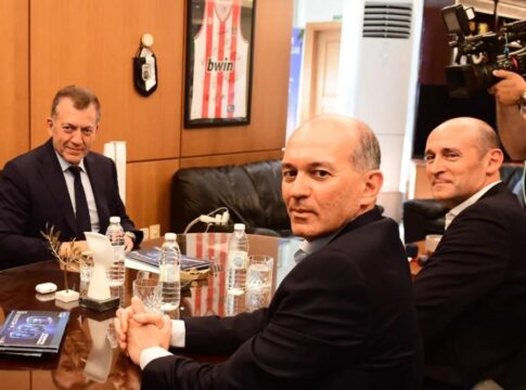 Οι αδερφοί Αγγελόπουλοι στο γραφείο του Γιάννη Βρούτση: «Δεν δεχόμαστε την εξομοίωση με τον Γιαννακόπουλο»