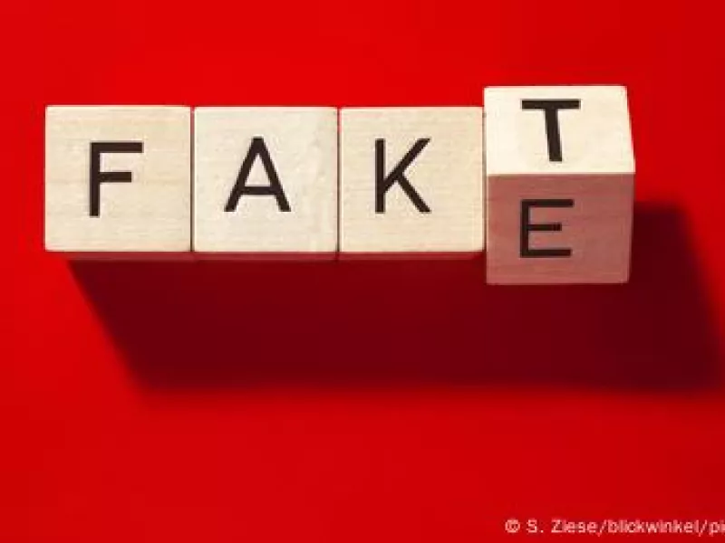 Ξύλινοι κύβοι με λέξη FAKE