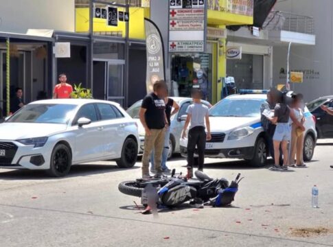 Σοβαρό τροχαίο στο Ηράκλειο: Μηχανή συγκρούστηκε με αυτοκίνητο – Εικόνες