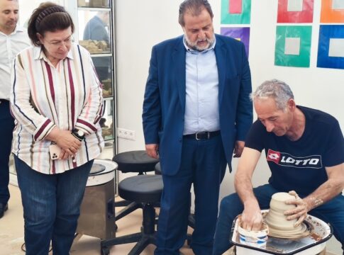 Στη Σχολή Κεραμικής Τέχνης στο Θραψανό η Λίνα Μενδώνη