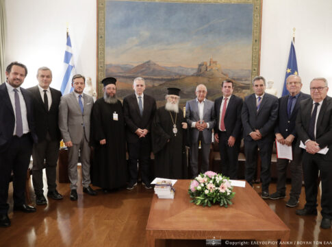 Στη συνάντηση με τον Αρχιεπίσκοπο Σινά στη Βουλή ο Χάρης Μαμουλάκης