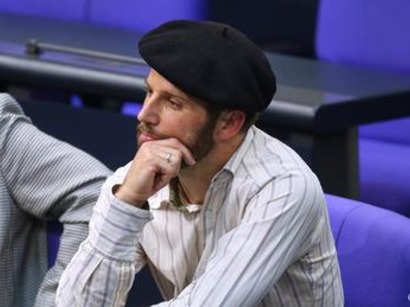 Βουλευτής με μπερέ στη Βουλή