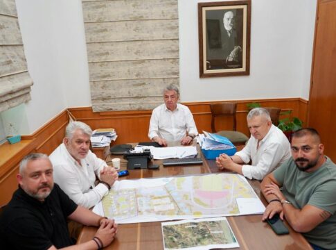 Συνάντηση Περιφερειάρχη Κρήτης με τον Δήμαρχο Φαιστού για το αθλητικό κέντρο ΑμεΑ στον Αφραθιά