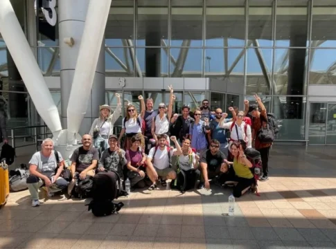 Τέλος στην περιπέτεια δεκάδων Ελλήνων στο αεροδρόμιο του Καΐρου – Στην πορεία προς τη Γάζα και 13 Κρητικοί