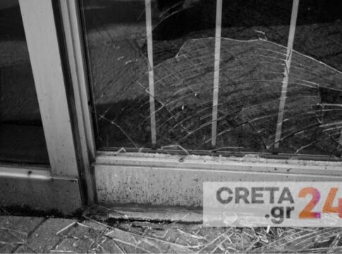 «Τρελή» πορεία αυτοκινήτου στο κέντρο του Ηρακλείου – Έσπασε τζαμαρίες καταστημάτων και τραυμάτισε εργαζόμενο