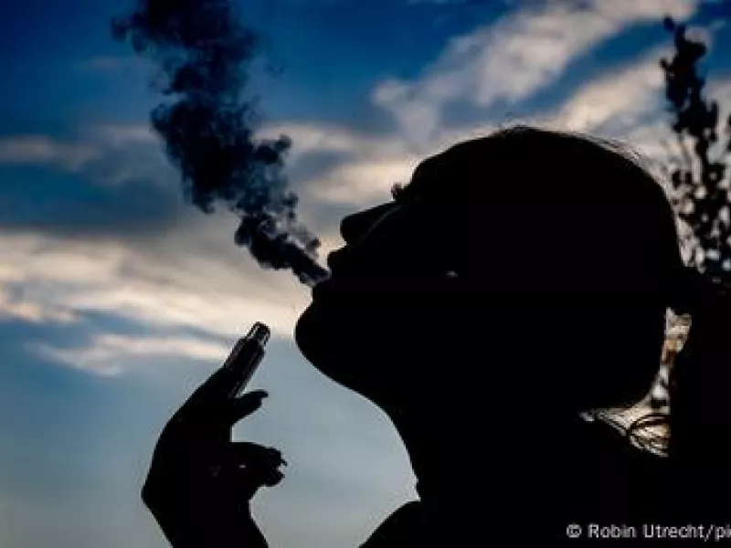 Σιλουέτα γυναίκας κάνει vaping έξω