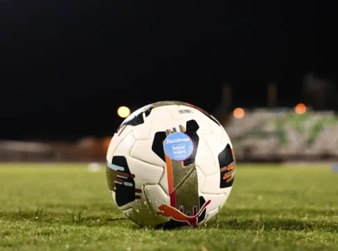 49χρονος άναψε πυρσό και τραυμάτισε 17χρονο στο μάτι σε αγώνα ομάδων Κ-17