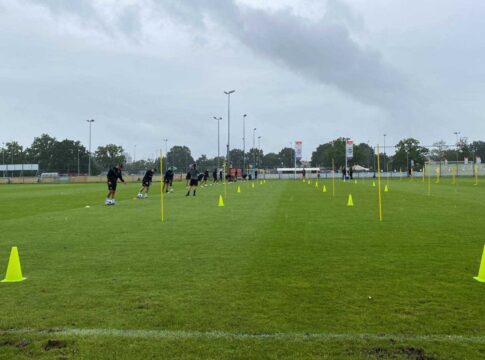 Άνοιξαν οι ουρανοί στο Ρόζενταλ: Με δυνατή βροχή η πρωινή προπόνηση