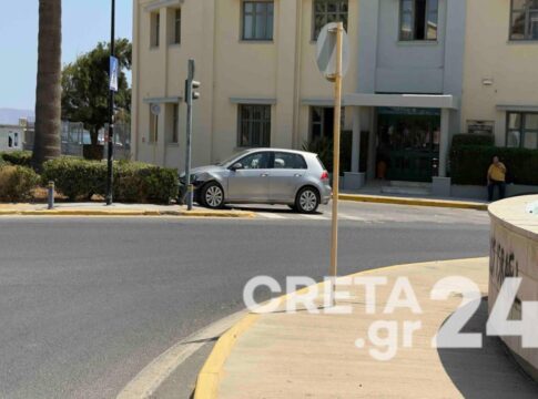 Απίστευτη εικόνα στο Ηράκλειο: Αυτοκίνητο… έμεινε στη διάβαση πεζών μετά την πρόσκρουση στο φανάρι