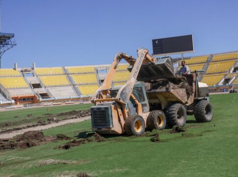Μπήκαν οι μπουλντόζες στο Παγκρήτιο Στάδιο – Γίνεται “χαλί” ο αγωνιστικός χώρος