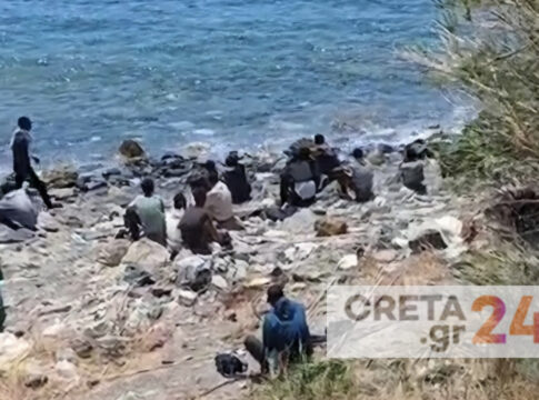 Δεκάδες μετανάστες βγήκαν σε παραλία στα νότια του Ηρακλείου