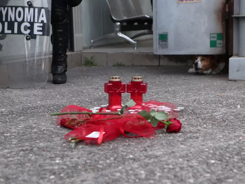 Λουλούδια έξω από Αστυνομικό Τμήμα