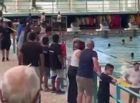 Εικόνες ντροπής στη Χίο: Τραμπούκισαν παιδιά 13 ετών από την Κρήτη σε αγώνα πόλο – «Να πάνε στον πάτο» έγραψε ο ΓΓ του δήμου