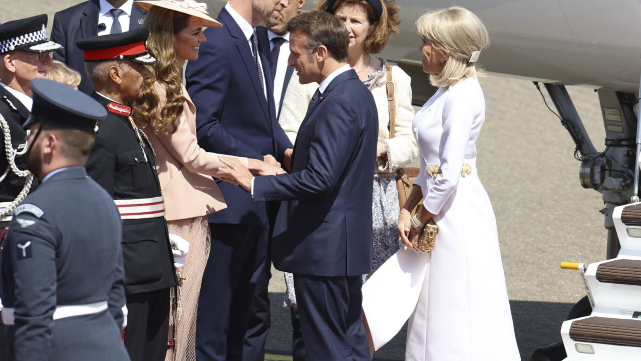 Εμανουέλ Μακρόν: Η άβολη στιγμή που η Μπριζίτ αρνήθηκε να πιάσει το απλωμένο χέρι του