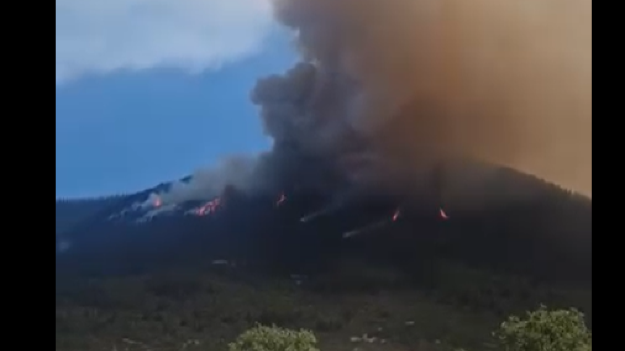 Γρεβενά: Σε εξέλιξη η φωτιά στη Δεσκάτη