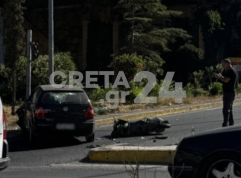 Hράκλειο: ΙΧ συγκρούστηκε με δίκυκλο και κατέληξε σε φανάρι – Τρεις τραυματίες (εικόνες)