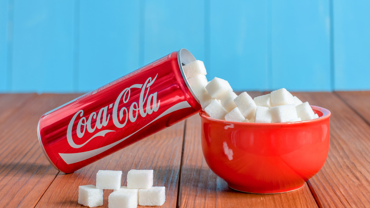 Η Coca-Cola με ζάχαρη δεν θα κάνει την Αμερική «ξανά υγιή» - Τι λένε ειδικοί