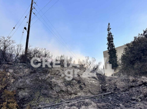 Η ενημέρωση της Πυροσβεστικής για την πυρκαγιά στην Ιεράπετρα: Πολλές διάσπαρτες εστίες και θυελλώδεις άνεμοι – 10 ελικόπτερα στη μάχη με τις φλόγες