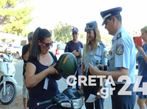 Η Τροχαία μοίρασε… κράνη αντί για κλήσεις (εικόνες)