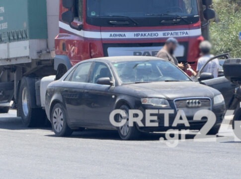 Ηράκλειο: Αυτοκίνητο συγκρούστηκε με νταλίκα σε κεντρική λεωφόρο (εικόνες)