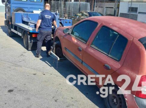 Ηράκλειο: Ανέλαβε δράση ο γερανός της τροχαίας για το παρκαρισμένο αυτοκίνητο στη μέση του δρόμου