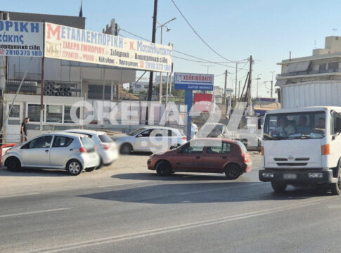 Ηράκλειο: Χάος σε κεντρική λεωφόρο – Πάρκαρε στη μέση του δρόμου και έφυγε για… Τζερμιάδο! (εικόνες)
