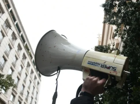 Ηράκλειο: Παράσταση διαμαρτυρίας από αγροτοκτηνοτρόφους στα γραφεία του ΟΠΕΚΕΠΕ