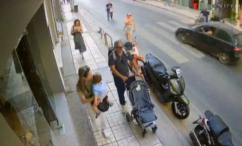 Ηράκλειο – Βίντεο σοκ: Αυτοκίνητο εμβόλισε διανομέα που σταμάτησε σε διάβαση – Διέφυγε πετώντας πέτρες ο οδηγός