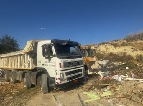 Κοινή επιχείρηση Δήμων Ηρακλείου και Μαλεβιζίου για αποκατάσταση παράνομης χωματερής στον Ξηροπόταμο